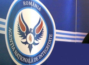 Candidaţii la prezidenţiale îşi prezintă declaraţiile de avere